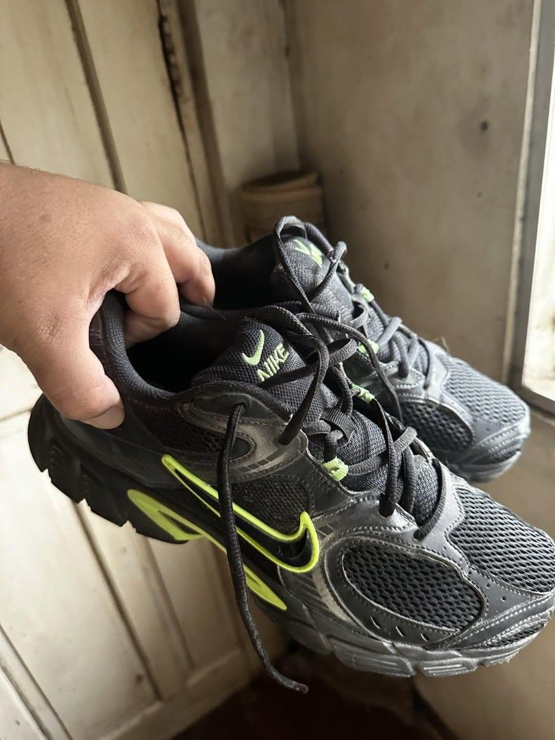 Nike V5 RNR - Black (Category: Sneakers) located in San Pedro. Submitted by jmmartinada (Listing ID 1460041575, Image 1). Description: Nike V5 RNR - Black condition - worn 3x size - 11.5 with box .