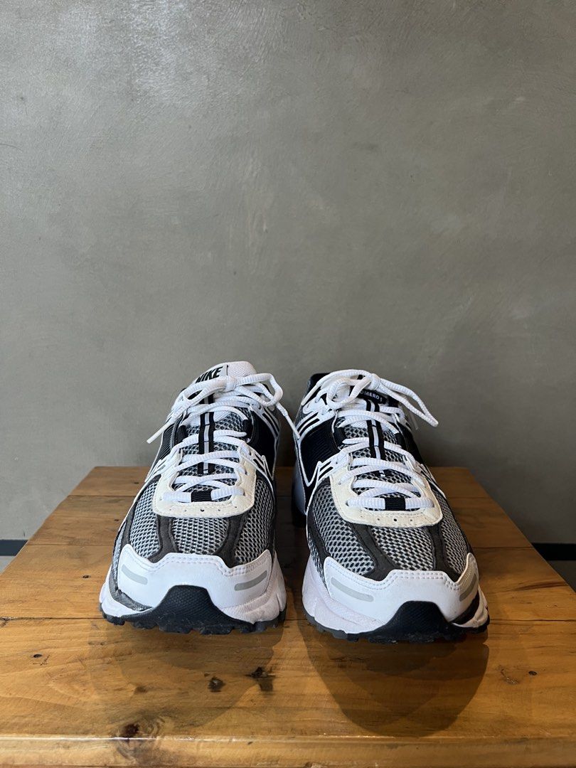 Nike Vomero 5 Sneakers (Category: Sneakers) located in Batangas. Submitted by kevinedward (Listing ID 1460000320, Image 2). Description: - Classic Nike Vomero 5 - Dark Grey/ Black-White Sail - Breathable mesh upper for all-day comfort. - Features comfortable cushioning for a great feel. - Ideal for everyday wear or light workouts. - Versatile and stylish sneakers.