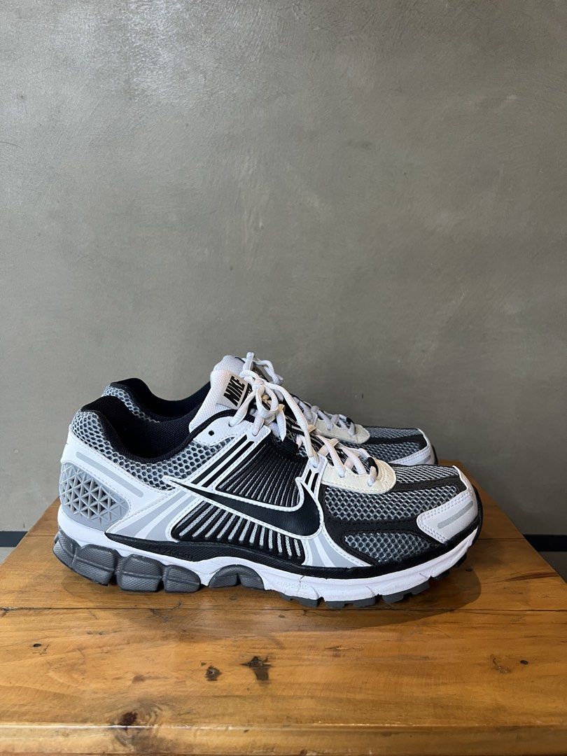 Nike Vomero 5 Sneakers (Category: Sneakers) located in Batangas. Submitted by kevinedward (Listing ID 1460000320, Image 3). Description: - Classic Nike Vomero 5 - Dark Grey/ Black-White Sail - Breathable mesh upper for all-day comfort. - Features comfortable cushioning for a great feel. - Ideal for everyday wear or light workouts. - Versatile and stylish sneakers.