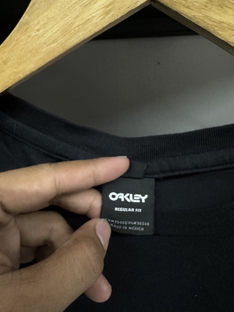 Oakley (Category: Formal Shirts) located in Legazpi City. Submitted by lootsi (Listing ID 1459998383, Image 3). Description: .