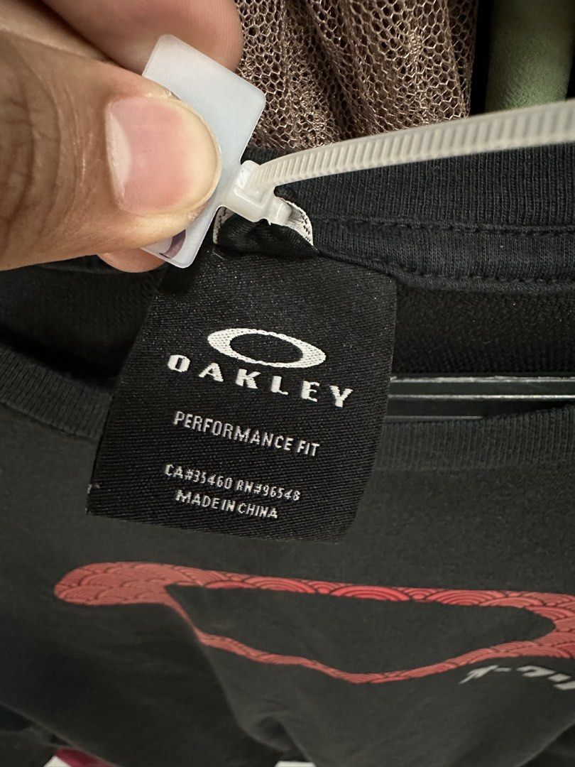 Oakley (Category: Formal Shirts) located in Legazpi City. Submitted by lootsi (Listing ID 1459998633, Image 3). Description: .