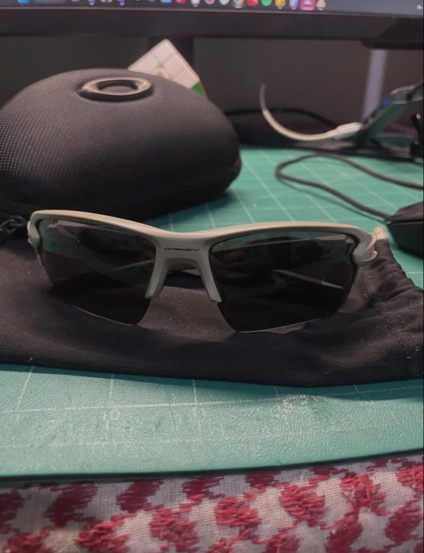 Oakley Glasses (Category: Sunglasses & Eyewear) located in Dumaguete. Submitted by raspberrypepsi (Listing ID 1459946207, Image 2). Description: - Oakley Half Jacket 2.0 XL sunglasses - White frame with dark lenses - Comes with black Oakley hard case - Includes soft pouch - Ideal for sports and everyday wear - Feel free to ask questions!.