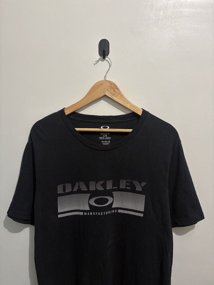 Oakley Tee (Category: Tshirts & Polo Shirts ) located in Cabiao. Submitted by thelifeofgelo (Listing ID 1459938439, Image 2). Description: Oakley Tee Size: Large Width: 20 Length: 30 Condition: Very good Price: 550 + shipping fee.