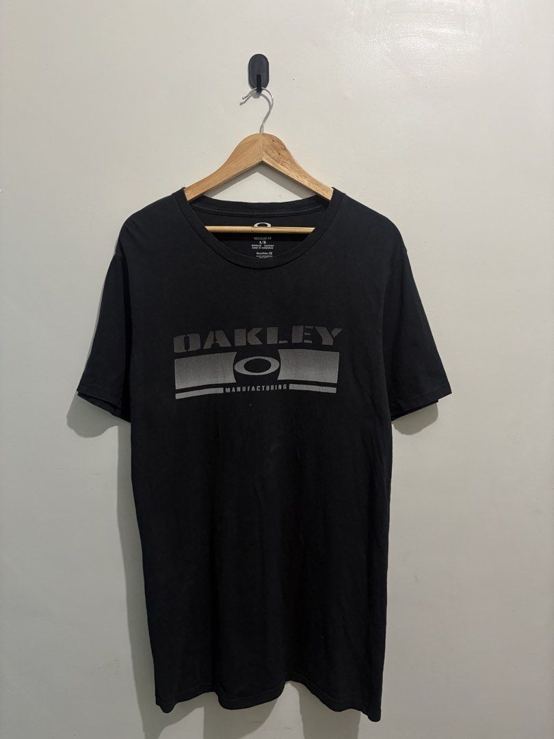 Oakley Tee (Category: Tshirts & Polo Shirts ) located in Cabiao. Submitted by thelifeofgelo (Listing ID 1459938439, Image 1). Description: Oakley Tee Size: Large Width: 20 Length: 30 Condition: Very good Price: 550 + shipping fee.