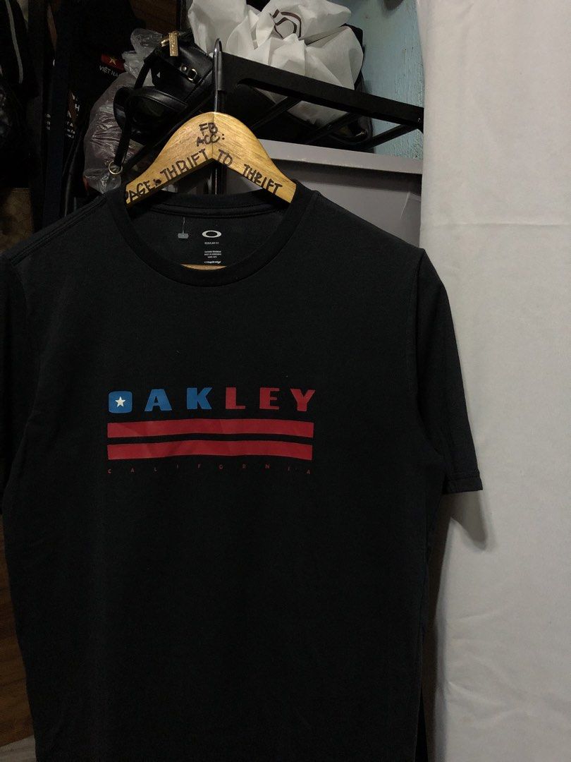 OAKLEY TSHIRT (Category: Activewear) located in Manila. Submitted by triptothrift7 (Listing ID 1460063657, Image 2). Description: pm me for fast transaction! OAKLEY TSHIRT for only 899 size small to mediu width 19 x 27 length need wash only no issue authentic legit excellent condition color rate 9/10 authentic legit mode of payment gcash or bank transfer location Biñan laguna.