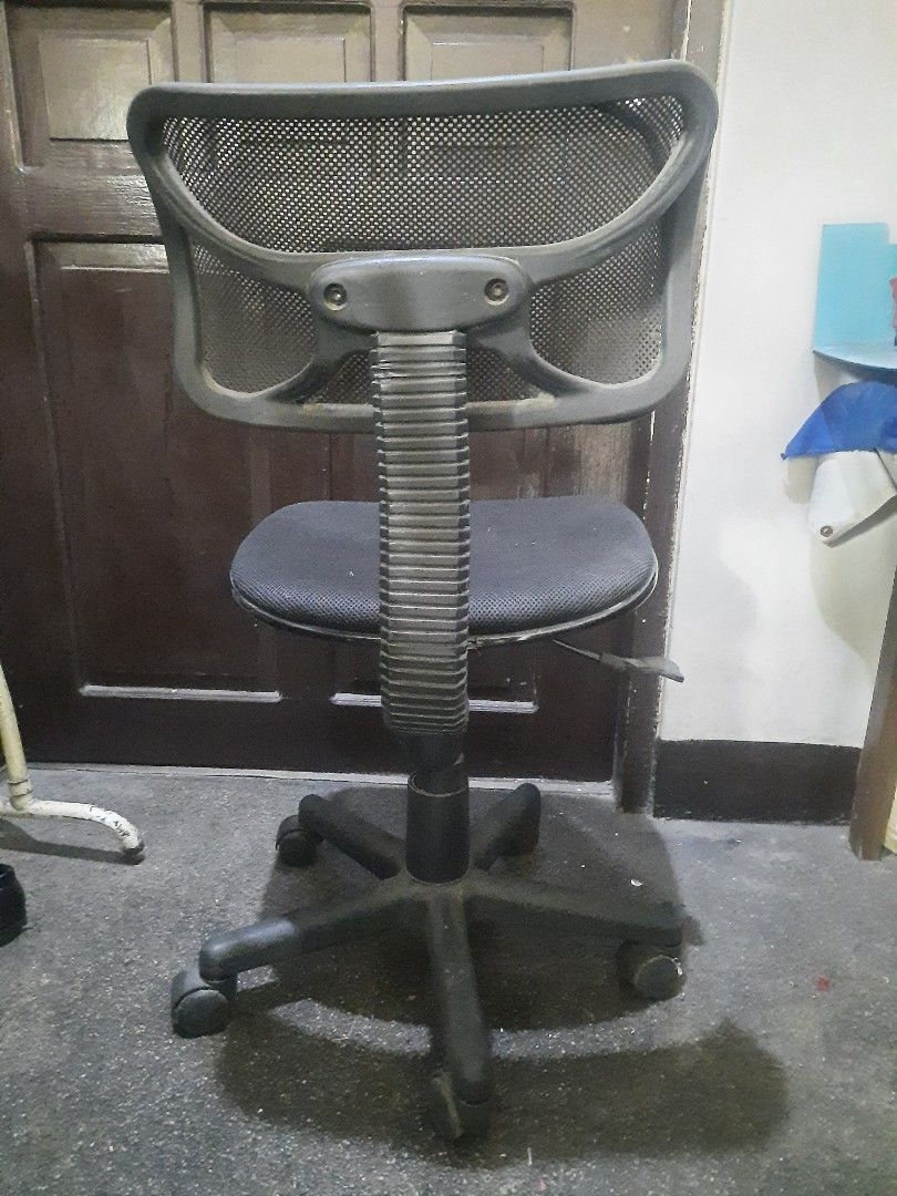 Office Chair (Category: Office Furniture & Fixtures) located in Manila. Submitted by icspcloset (Listing ID 1459991542, Image 3). Description: Office Chair. Working well, damage as seen on photo..