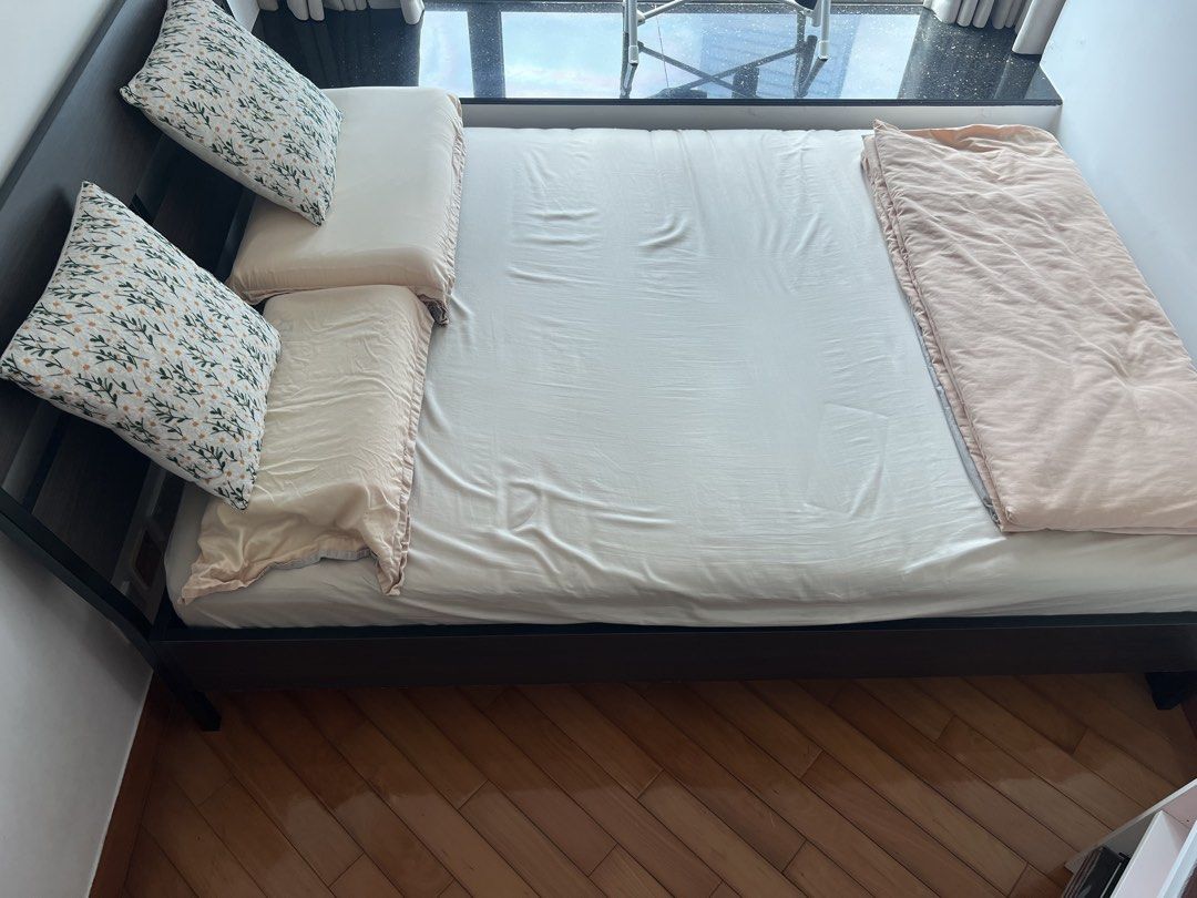 Old IKEA Bed Frame and Mattress - Brown Walnut Effect （分類：床架及床褥）位於 Hong Kong。 由 charlie2218 提交（商品編號 1460064251，圖片 1）。簡介： Selling an IKEA bed frame. Dark Brown walnut effect finish. Fits a Double size mattress. Dimensions are 210cm long and 142cm wide. Headboard height is 103cm. The IKEA old model. Coffee stain on mattresses but no impact on usage. Self pick up please. 。