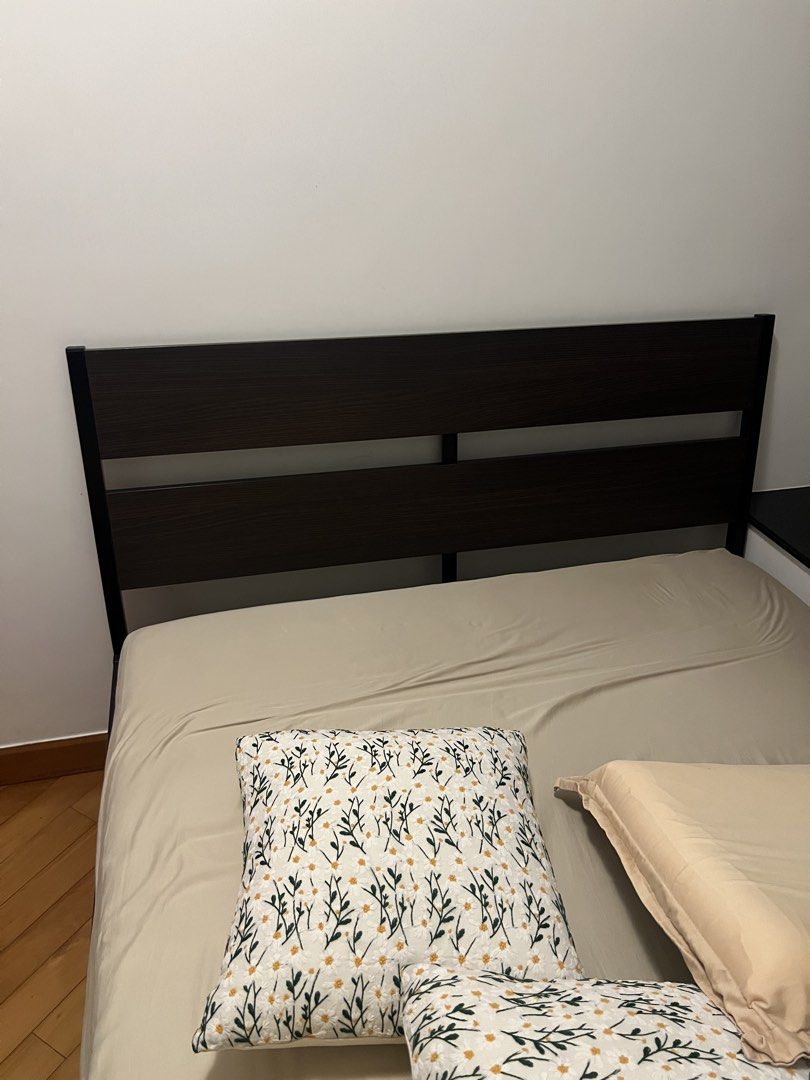 Old IKEA Bed Frame and Mattress - Brown Walnut Effect （分類：床架及床褥）位於 Hong Kong。 由 charlie2218 提交（商品編號 1460064251，圖片 3）。簡介： Selling an IKEA bed frame. Dark Brown walnut effect finish. Fits a Double size mattress. Dimensions are 210cm long and 142cm wide. Headboard height is 103cm. The IKEA old model. Coffee stain on mattresses but no impact on usage. Self pick up please. 。