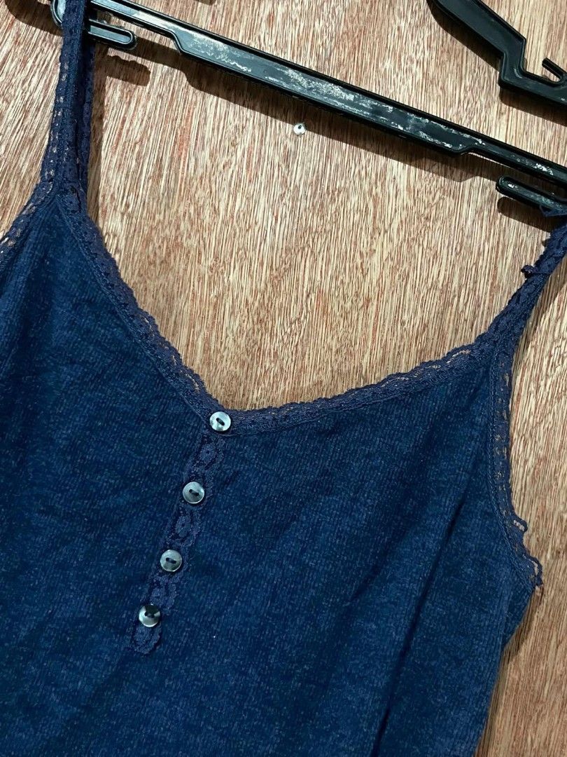 OLDNAVY,ABERCROMBIE,HOLLISTER,AMERICAN EAGLE (Category: Others Tops) located in General Santos City (Dadiangas). Submitted by sharoncornbep (Listing ID 1459943842, Image 3). Description: HOLLISTER HENLEY TOP, CAMI.