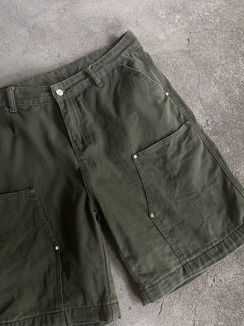 Olive Green Double Knee Shorts (Category: Shorts) located in Manila. Submitted by bapekiddos (Listing ID 1459955484, Image 2). Description: - Size 33-34 - Olive green cargo shorts - Multiple front pockets - Small side utility pocket - Button and zip closure - Comfortable fit - Ideal for casual wear.