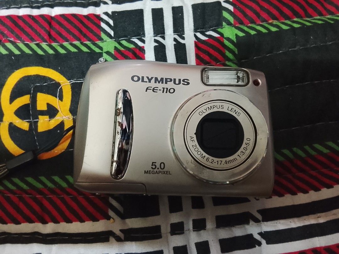 Olympus FE-110 *READ DESCRIPTION* (Category: Cameras) located in Manila. Submitted by keishamora09374 (Listing ID 1459981949, Image 1). Description: Olympus FE 110 Body cosmetic: 9.5/10 (wala na yung rubber protector sa gilid) • Working all buttons ISSUE (see last slide): • Still functional, maayos yung lcd, kaya lang white lang ang na sa capture (even in the output) .