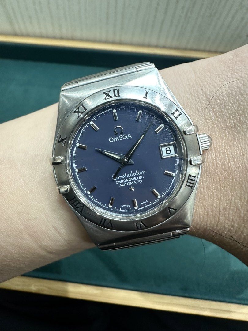 Omega 星座 Automatic （分類：手錶）位於 Hong Kong。 由 honest_timewatch 提交（商品編號 1460031416，圖片 3）。簡介： 貨品介紹：星座經典款，藍面，行走準時，功能正常 手錶附件：淨錶 watch only 錶殼直徑：35.5mm 手錶防水：N/A 手錶功能：自動，日曆 所售手錶均經過除防水之外的檢測！ 二手手錶不擔保防水功能！ 本店持有商業登記，提供手錶專業換電及維修抹油服務，機械錶抹油後更享有一年機芯保用。 手錶抹完油，恢復出廠98%要求品質保證（長期無抹油零件耗損除外），古董舊錶亦可行走準時 價錢公道！本店亦提供手錶更換錶帶，閒置名錶回收服務，如有需要可pm查詢！ 本店地址：荃灣荃豐中心1F B22B 鋪，商場門口可見到！ 店名：時誠時計 。