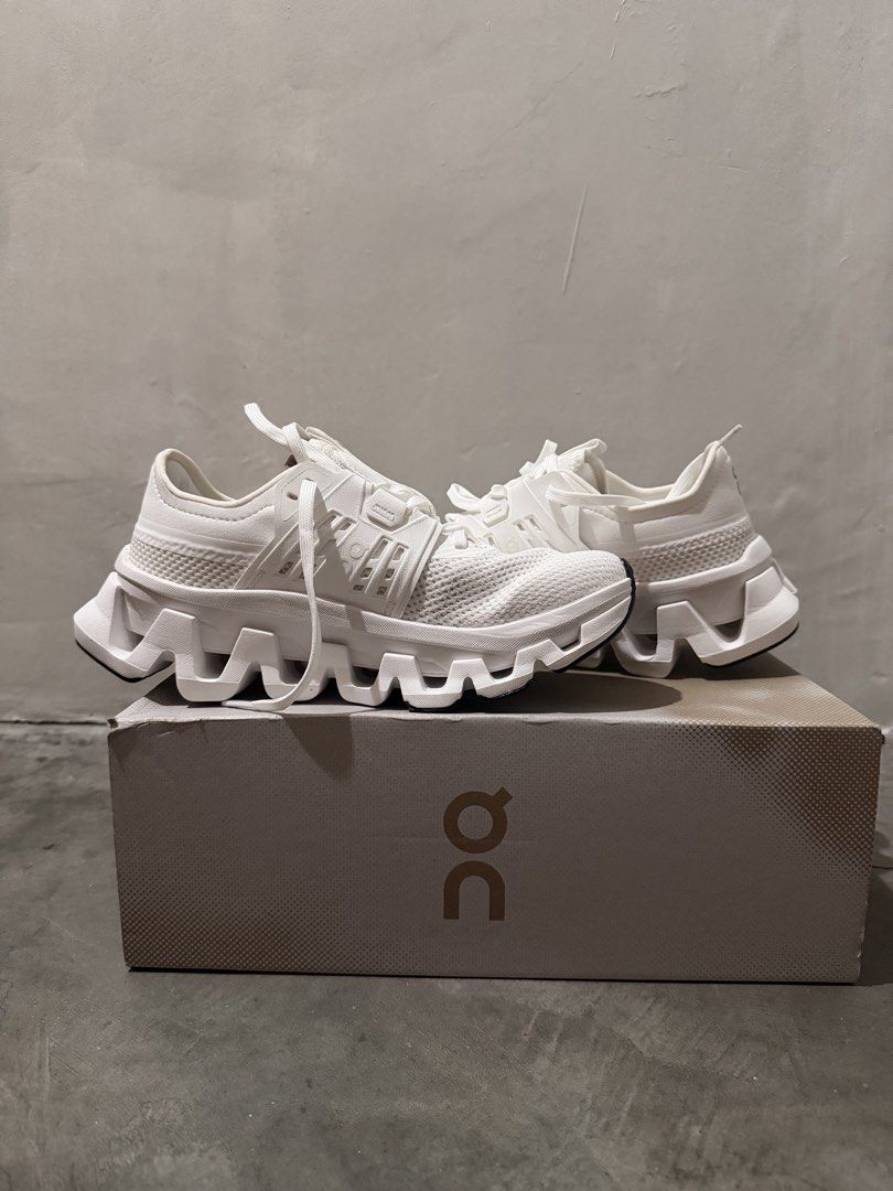 On Cloud - Cloudswift Amp (Category: Sneakers) located in Manila. Submitted by kalin.turtle (Listing ID 1460080113, Image 1). Description: Taiwan pasabuy Original price 12,000php never worn outside sinukat lang. RFS: wrong size, also wide-footed ako kaya di talaga kaya 😭.