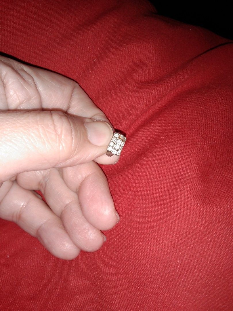 One pc rectangular hoop earrings (Category: Earrings) located in Quezon City. Submitted by eidorableshop (Listing ID 1459904588, Image 2). Description: .