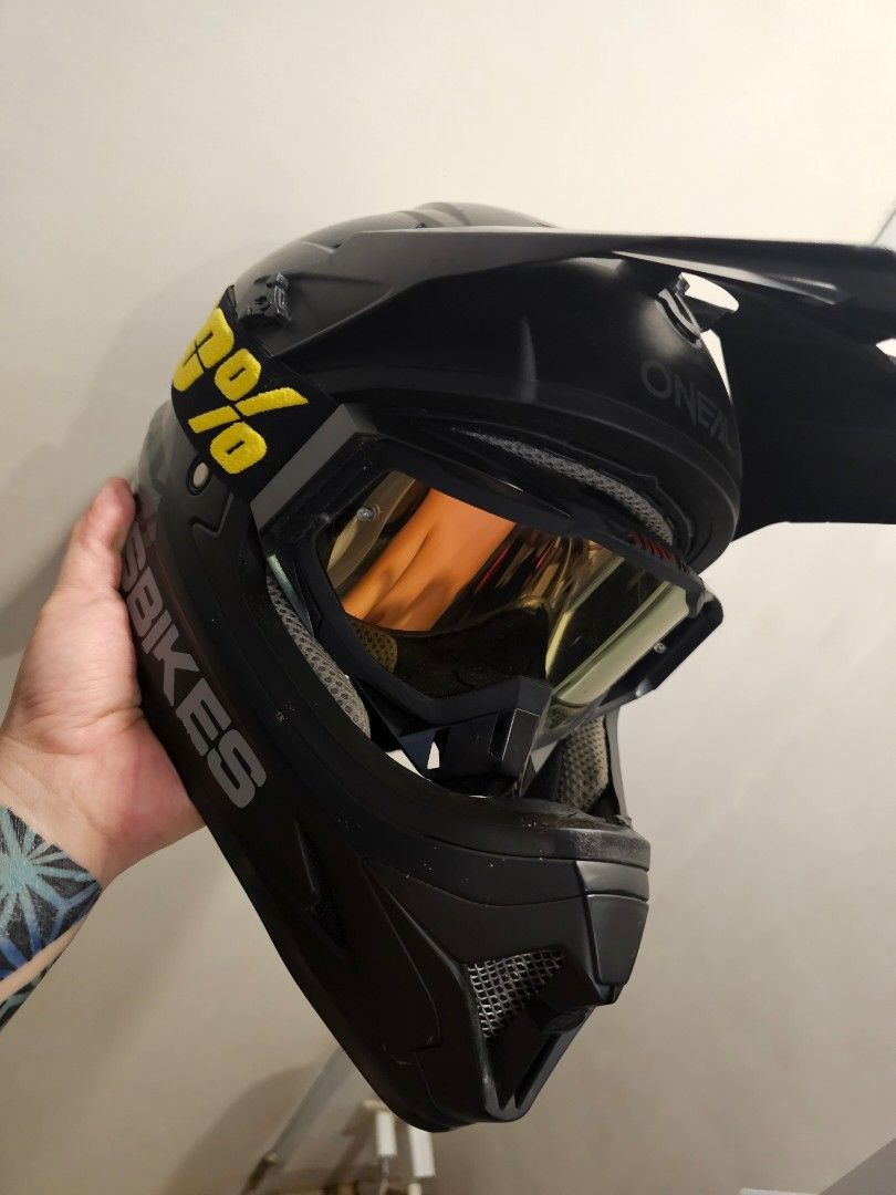 Oneil Helmet XL (Category: Announcements) located in Manila. Submitted by potpotyu (Listing ID 1460050004, Image 1). Description: no issue.