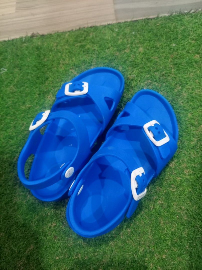 original berkinstock for kids (Category: Slippers and slides) located in Manila. Submitted by arianne070692 (Listing ID 1460016205, Image 1). Description: for kids pwede sa boy or girl size 28.