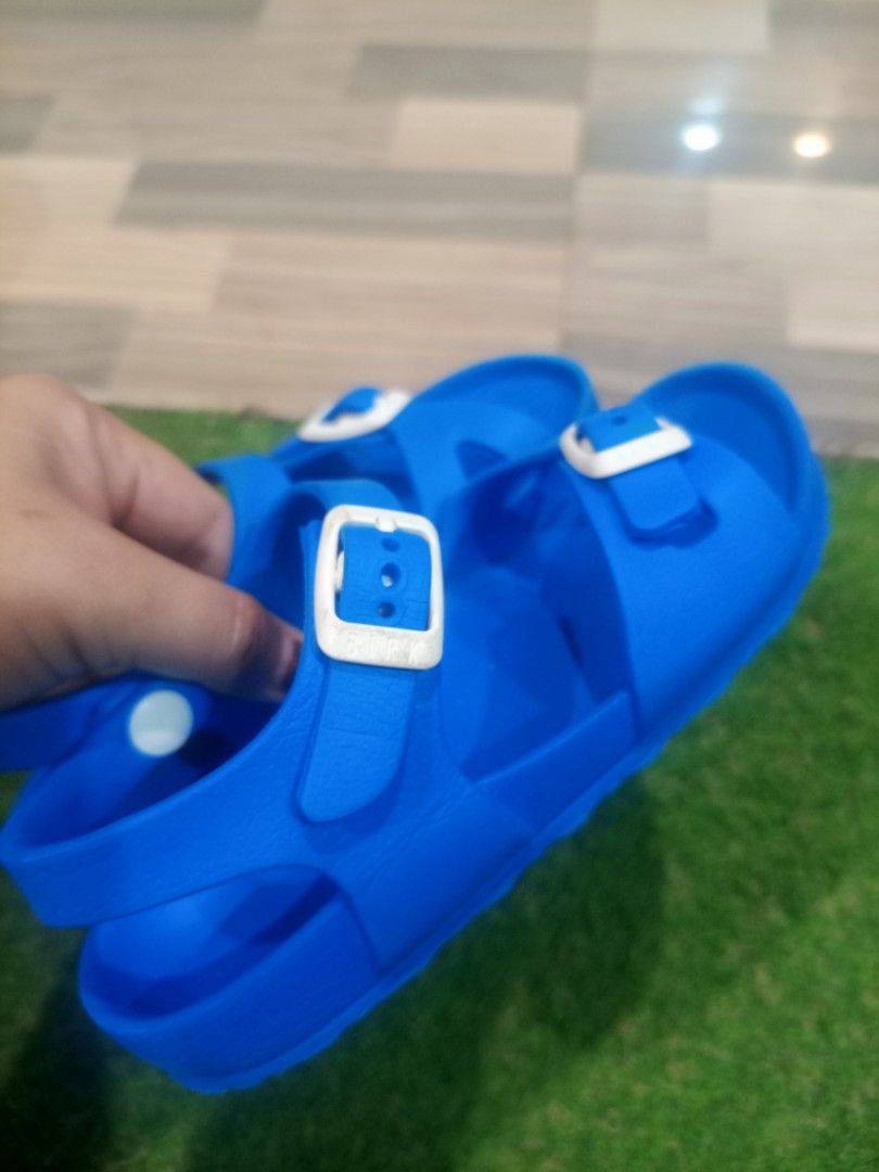 original berkinstock for kids (Category: Slippers and slides) located in Manila. Submitted by arianne070692 (Listing ID 1460016205, Image 2). Description: for kids pwede sa boy or girl size 28.