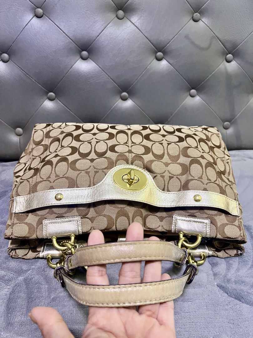 Original Coach Vintage Shoulder Bag (Category: Shoulder Bags) located in General Tinio. Submitted by leerinche (Listing ID 1460045410, Image 2). Description: (PS.PLEASE DONT MAKE AN OFFER IF YOU’RE NOT SURE FOR PURCHASING. Making an offer means you’re getting it.Thanks po!🥰 Nice & Classy Bag 💯 Guaranteed Authentic bought in Japan In good condition Price slightly negotiable for sure buyer Location:Nueva Ecija Mop:Gcash/BDO.