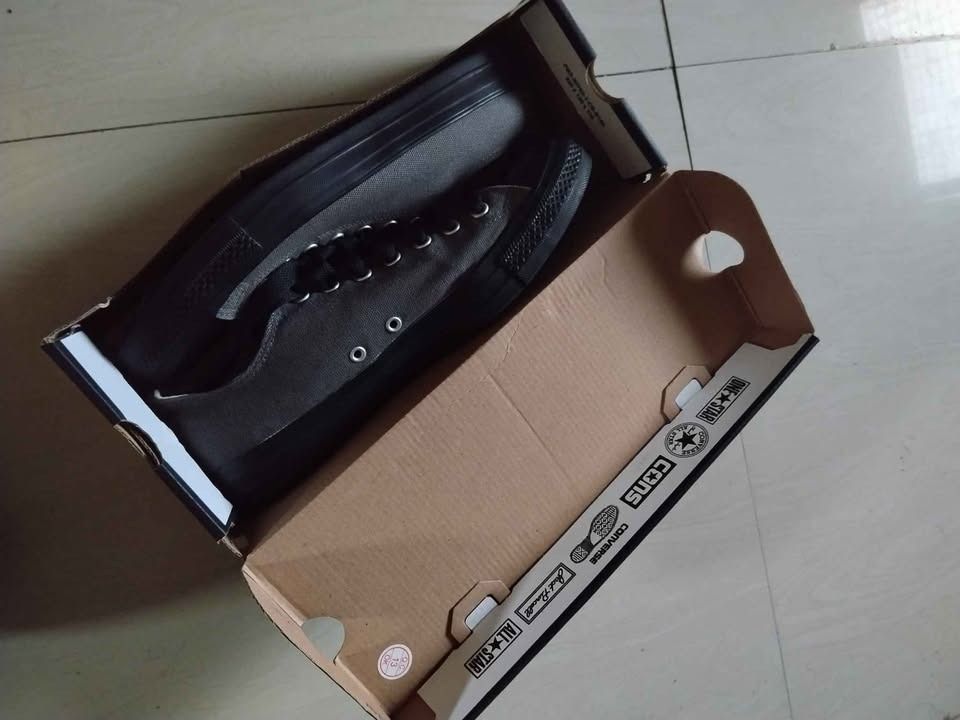 Original Converse 10.5 Size (Category: Sneakers) located in Quezon City. Submitted by shine_my_preloved (Listing ID 1459990155, Image 2). Description: Converse for Men 10.5 Size - Color: Dark Matte / Black - A11508C - included with Box - I brought from SM Megamall 📌Good Condition 📌Slight Use 📌Like a Brand new 📌No issue DM me for interested. Thank you.