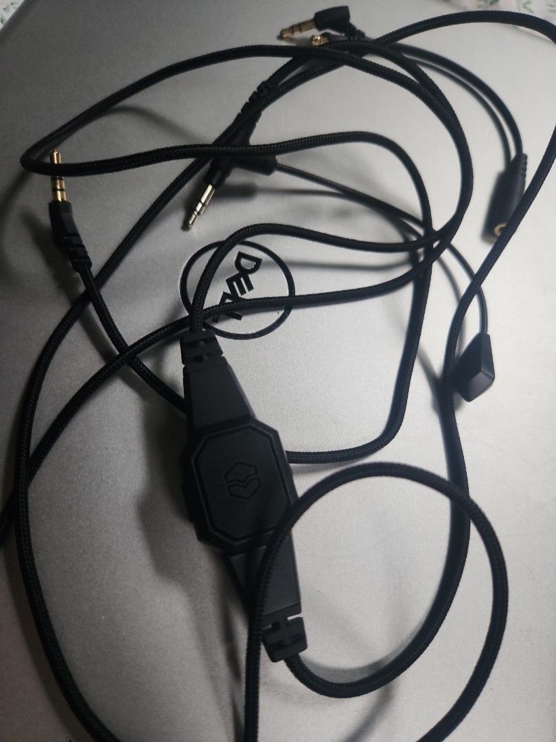 Original Japan Bought V-Moda Boom Pro (Category: Portable Audio Accessories) located in Aborlan. Submitted by 35mm.misu (Listing ID 1459936436, Image 2). Description: Negotiable #Gaming mouthpiece The V-Moda Boom is a detachable boom microphone that turns standard audio headphones into a high-quality gaming or communication headset 。Flexible steel boom arm with an omnidirectional microphone. 。In-line rotary volume control and a mute switch. 。Rein