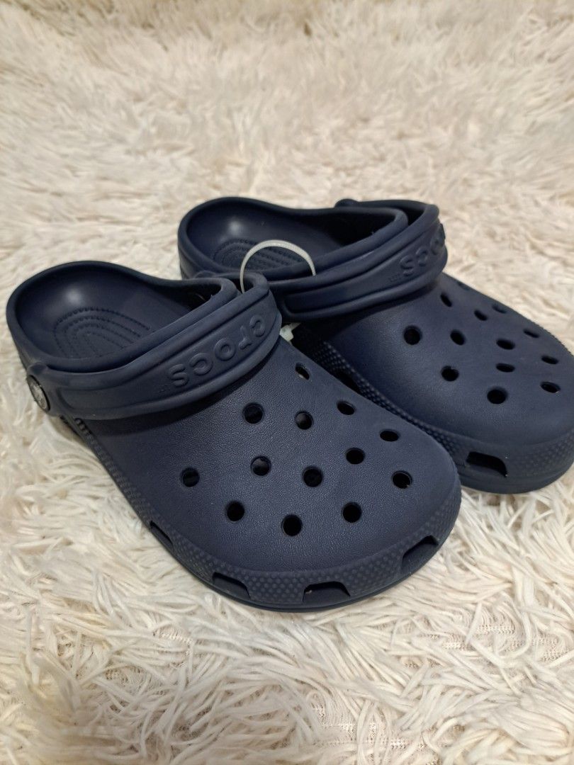 ORIGINAL PRELOVED CROCS FOR ADULT (Category: Slippers & Slides) located in Quezon City. Submitted by kimlynandaya (Listing ID 1459949297, Image 2). Description: ORIGINAL PRELOVED CROCS FOR ADULT M:4 W:6 CM:22.
