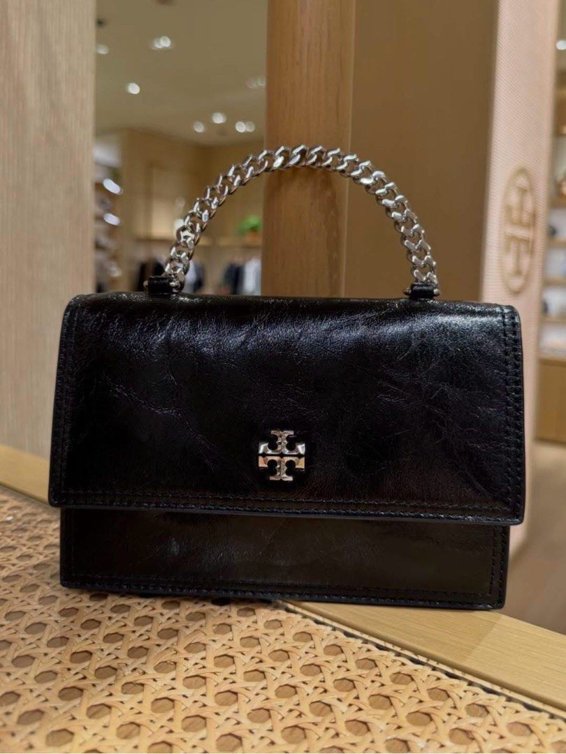 💯ORIGINAL TORY BURCH KIRA MINI DECONSTRUCTED LEATHER TOP HANDLE HANDBAG (Category: Cross-body Bags) located in Quezon City. Submitted by ashongsstore (Listing ID 1459934606, Image 1). Description: ✨ T0RY BURCH COLLECTION ✨ 🇵🇭AVAILABLE🇵🇭 Kira Mini Deconstructed Leather Top-Handle Bag Embellished with beveled Double T hardware, the “Kira” mini top-handle bag by T0ry Burch is crafted from leather with a deconstructed effect. Chain top handle Re