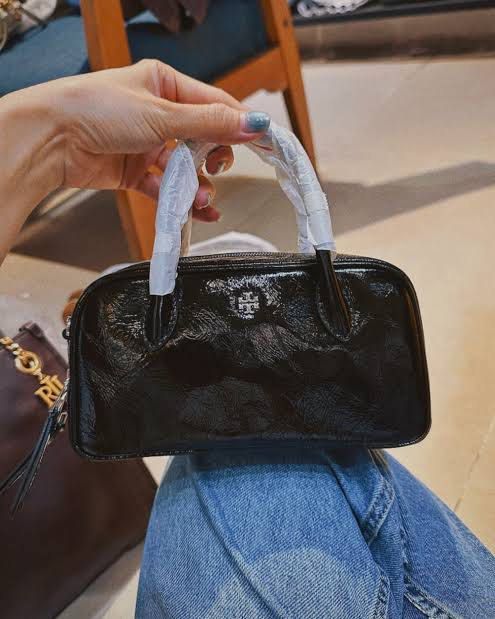 💯ORIGINAL TORY BURCH MINI TOP HANDLE CROSSBODY (Category: Cross-body Bags) located in Quezon City. Submitted by ashongsstore (Listing ID 1459935788, Image 1). Description: ✨ T0RY BURCH COLLECTION ✨ 🇵🇭AVAILABLE🇵🇭 MINI TOP HANDLE CROSSBODY BAG Small in size, but effortlessly luxurious. 🖤 A sleek and polished silhouette with a glossy finish and signature T0ry Burch detailing—perfect for adding an elevated touch to your everyday look. Chic. Sop