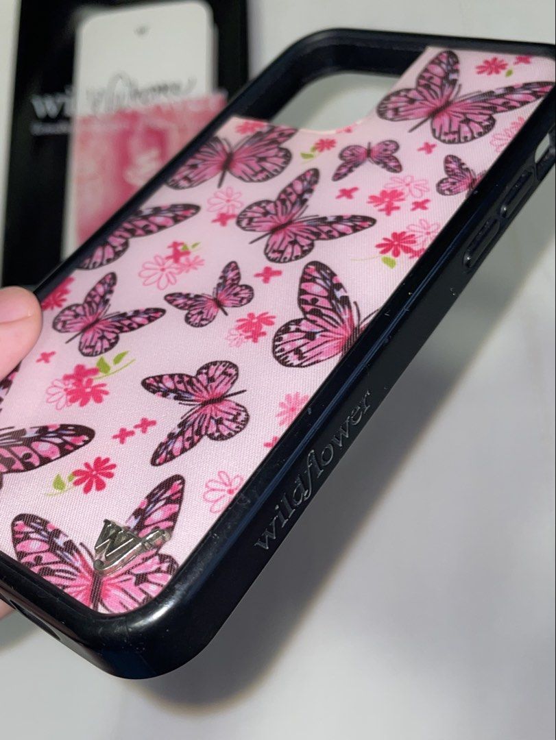 Original Wildflower Case Iphone 12/12 Pro (Category: Cases & Sleeves) located in Paranaque City. Submitted by nathalie.333 (Listing ID 1460041086, Image 3). Description: - With case and sticker - Used a lot, has scratches on side - honestly love this design sm but im getting a new one .