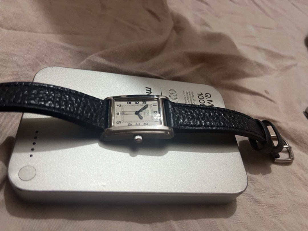Oris rectangular watch （分類：手錶）位於 Hong Kong。 由 kinhang97 提交（商品編號 1460056493，圖片 3）。簡介： SIZE Width with crown 24.8 mm Width without crown 22.1 mm Between lugs 16 mm Lug to lug length 33.1 mm Case Thickness 9.4 mm 。