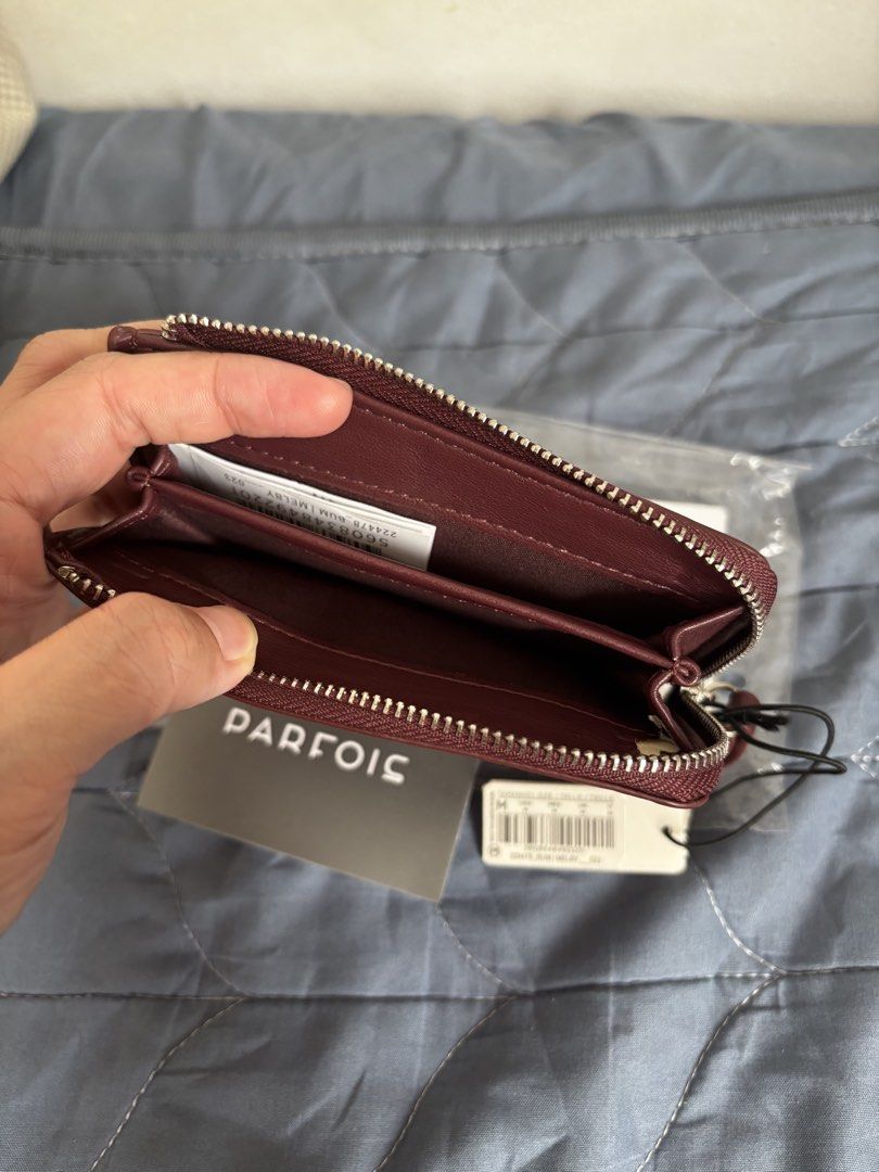 Parfois Card Wallet (Category: Wallets & Card holders) located in Manila. Submitted by declutter_byjaq (Listing ID 1459985863, Image 3). Description: Parfois Card Wallet Brandnew with Tag and Poly plastic Impulsive Buy RFS: Needs Cash.