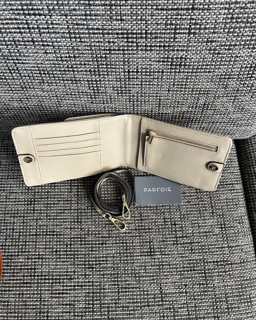 Parfois mobile phone bag (Category: Cross-body Bags) located in Manila. Submitted by carminabay66300 (Listing ID 1460004931, Image 3). Description: .