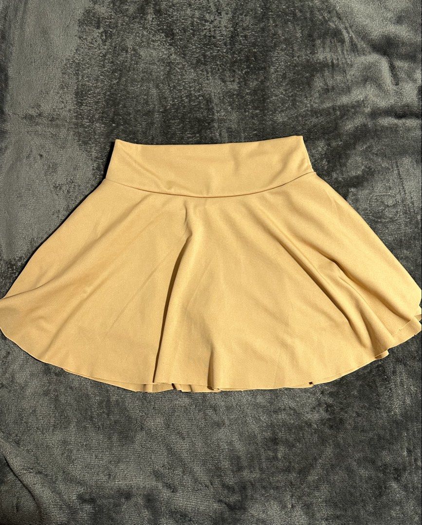 Pickleball/Tennis Skort (Category: Activewear) located in Cebu City. Submitted by ann_4 (Listing ID 1460039152, Image 1). Description: Never used ! Good as new! Size : XS can fit S also Price : 200 pesos - Tan pickleball / tennis skort - Includes built-in shorts for added comfort and coverage - Versatile for sports activities or casual everyday wear - Made with comfortable and stretchy material for ease of movement.
