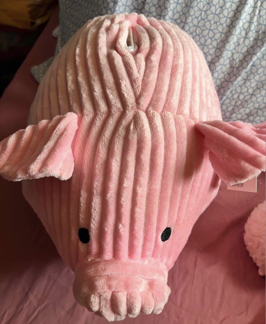 Pig soft plush coin bank (Category: Plushies & Soft Toys) located in Paranaque City. Submitted by bonsaiart (Listing ID 1460083063, Image 1). Description: Brandnew Bulky 800(fixed) +sf Payment via GCASH or paymaya No to meetup No to cop / cod Shipping via j&t only No breaking of set or bundle.