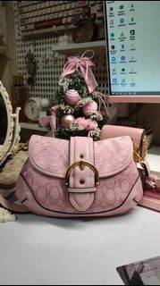 (Category: ) located in . Submitted by arkiascloset (Listing ID 1460000853, Image 1). Description: .