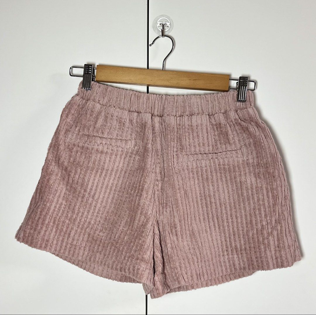 Pink Short (Category: Shorts) located in Porac. Submitted by poimd_ (Listing ID 1459948832, Image 2). Description: 26 inches waist 12 inches length thick material.