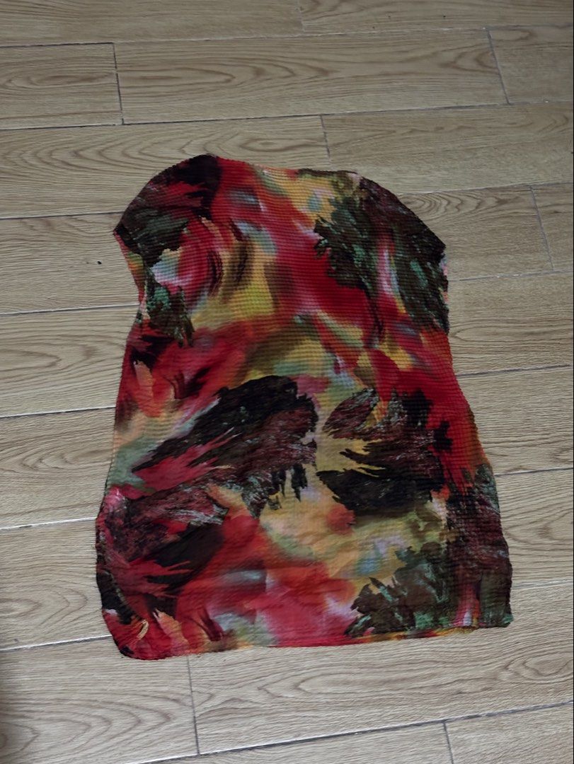 Pleated Abstract Print Top (Category: Blouses) located in Apalit. Submitted by orchid555_ (Listing ID 1460028447, Image 2). Description: - pleats from waist to hips has defect.. check last slide - may hole sa tag .