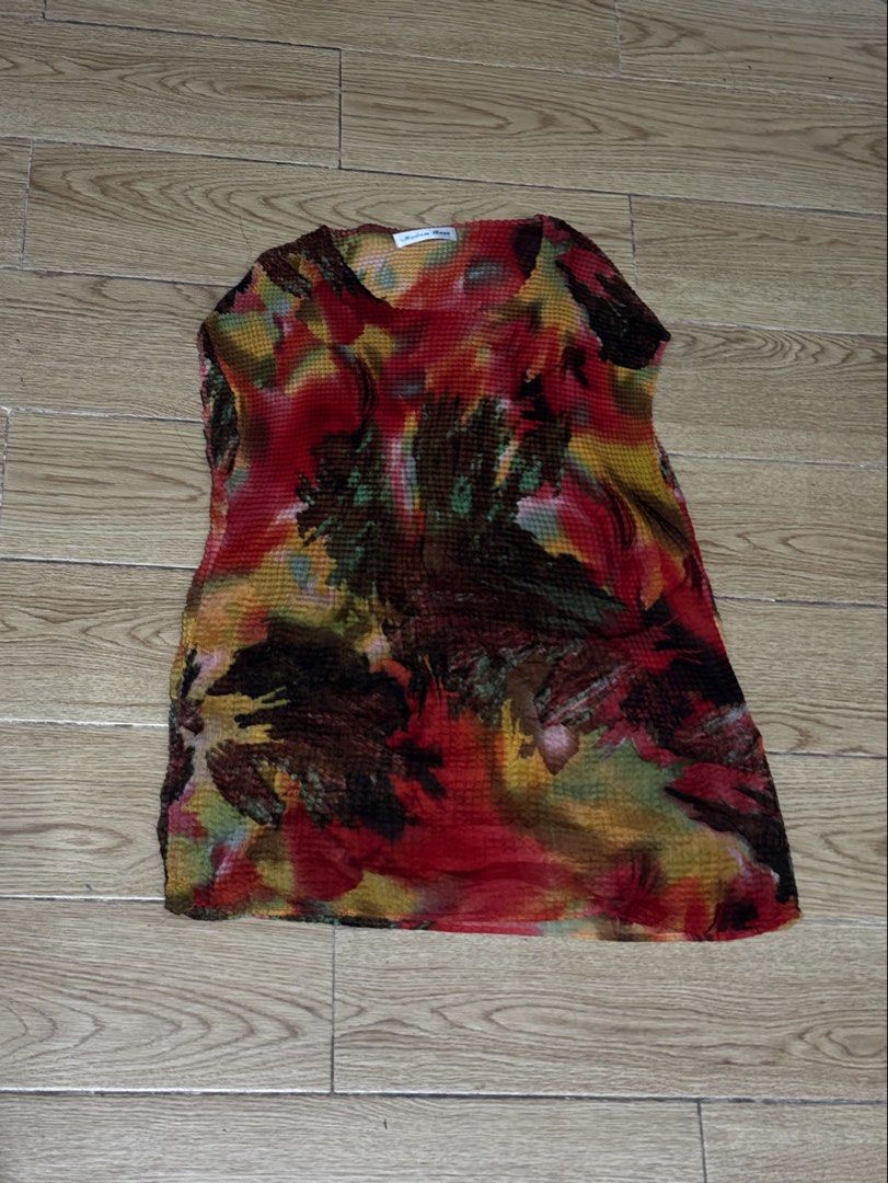 Pleated Abstract Print Top (Category: Blouses) located in Apalit. Submitted by orchid555_ (Listing ID 1460028447, Image 1). Description: - pleats from waist to hips has defect.. check last slide - may hole sa tag .