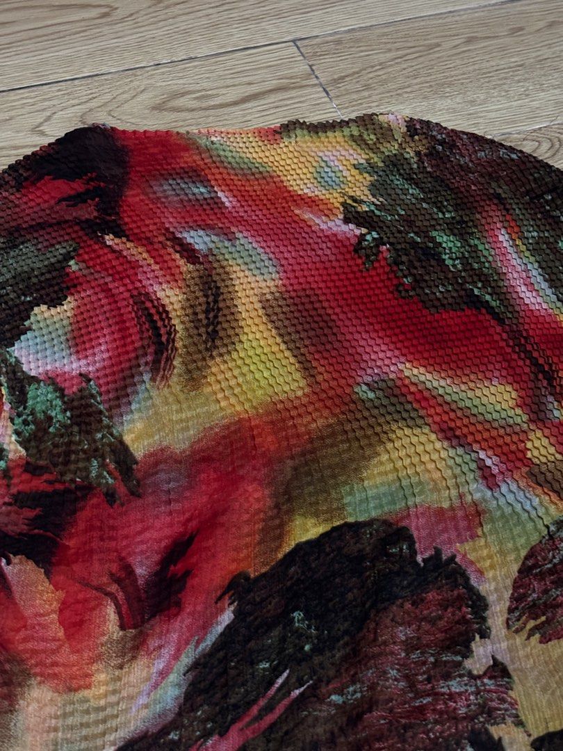 Pleated Abstract Print Top (Category: Blouses) located in Apalit. Submitted by orchid555_ (Listing ID 1460028447, Image 3). Description: - pleats from waist to hips has defect.. check last slide - may hole sa tag .