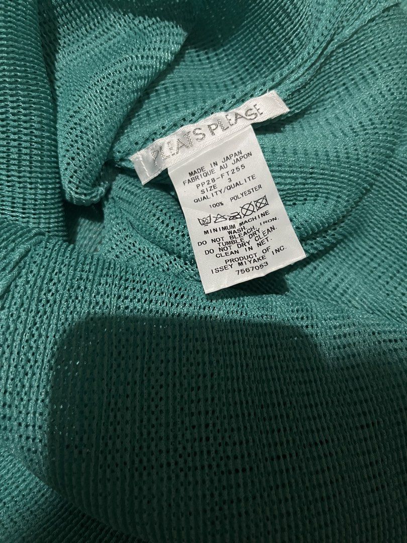 🏷️pleats please Midi dress (Category: Luxury Apparel) located in Manila. Submitted by angelamaec (Listing ID 1460064673, Image 3). Description: Excellent condition 13x30 1/2 Add ship.