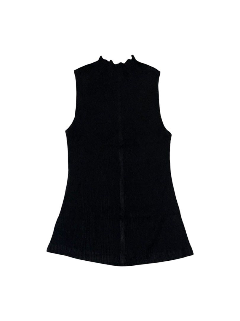 🏷️Pleats please sleeveless (Category: Luxury Apparel) located in Manila. Submitted by angelamaec (Listing ID 1460064976, Image 1). Description: Excellent condition 11 1/2x21 Add ship.