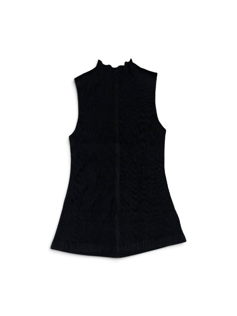 🏷️Pleats please sleeveless (Category: Luxury Apparel) located in Manila. Submitted by angelamaec (Listing ID 1460064976, Image 2). Description: Excellent condition 11 1/2x21 Add ship.