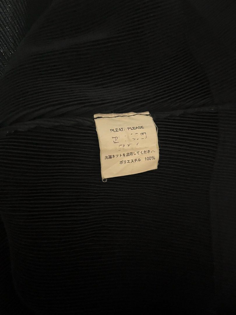 🏷️Pleats please sleeveless (Category: Luxury Apparel) located in Manila. Submitted by angelamaec (Listing ID 1460064976, Image 3). Description: Excellent condition 11 1/2x21 Add ship.