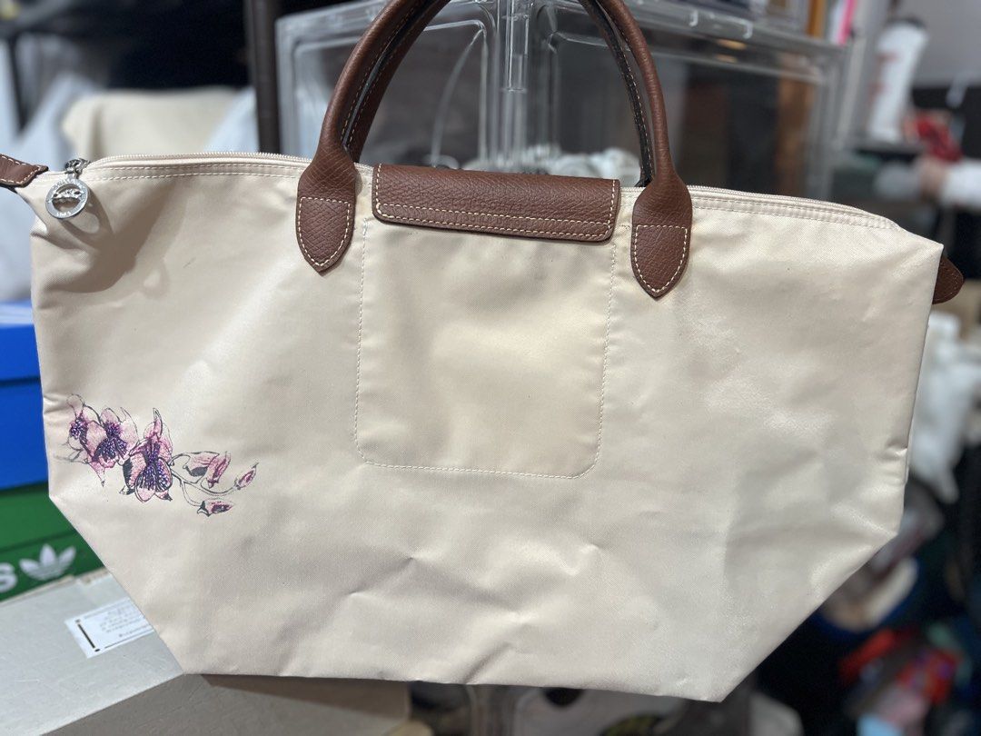 Pliage long champ handbag (Category: Tote Bags) located in Santa Rosa. Submitted by oohmai (Listing ID 1459965701, Image 3). Description: This bag is a highly sought-after, limited edition model from Longchamp.