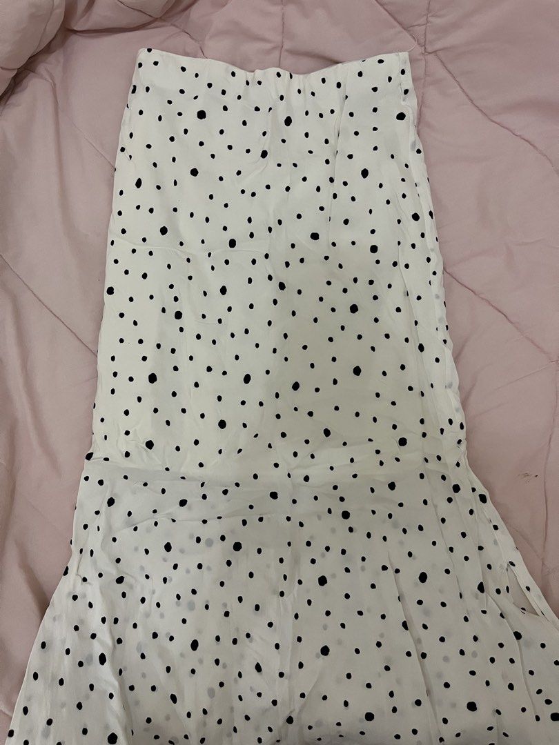 Polka dot maxi skirt (Category: Skirts) located in Tuguegarao City. Submitted by declutterf (Listing ID 1460038955, Image 1). Description: actual ww posted Fits XS-S Super flattering mermaid style skirt.
