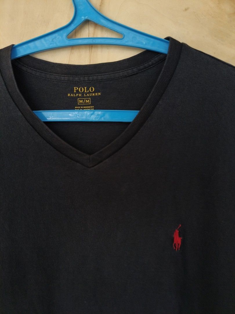 Polo Ralph Lauren tee (Category: Tshirts & Polo Shirts ) located in La Carlota. Submitted by a_leam_art (Listing ID 1459903605, Image 2). Description: Embroidered logo Dimes: W21 x L28 (M on tag) Condition: Good Issue: --- Color rate: 9/10.