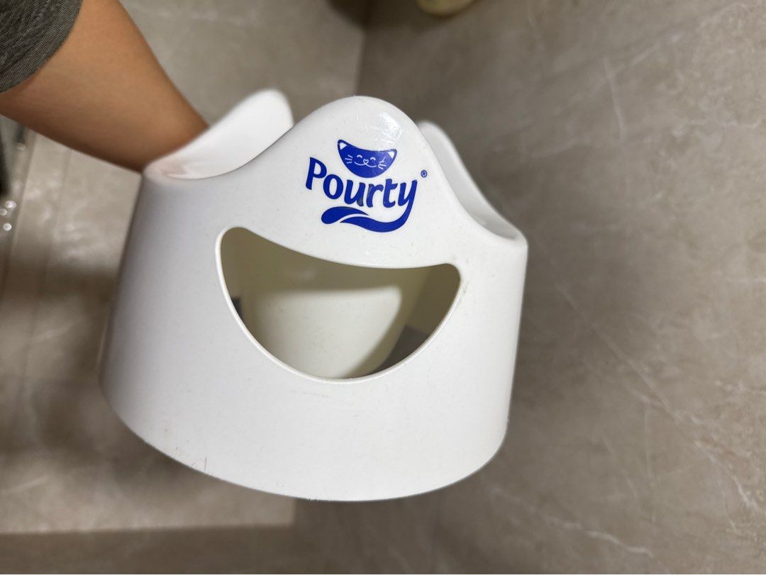 Pourty Potty Training Seat White （分類：洗澡及換尿片 - 如廁學習）位於 Hong Kong。 由 cchhello 提交（商品編號 1460002772，圖片 2）。簡介： Pourty potty seat for toilet training. Helps little ones get used to using the big toilet. Easy to use and clean. White colour. Good for potty training.。