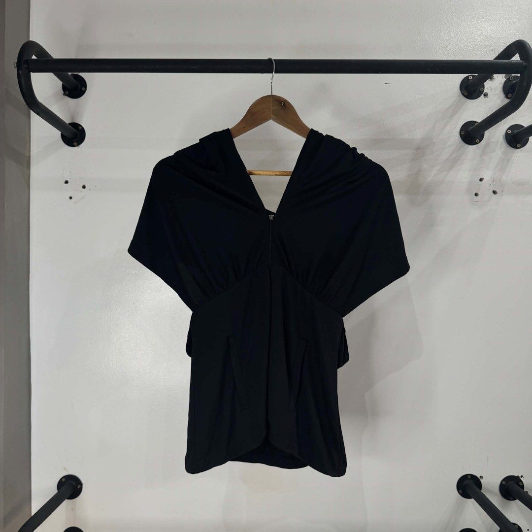 Prada hooded top (Category: Others Tops) located in Bambang. Submitted by heats777 (Listing ID 1459944343, Image 2). Description: Excellent condition No issues.