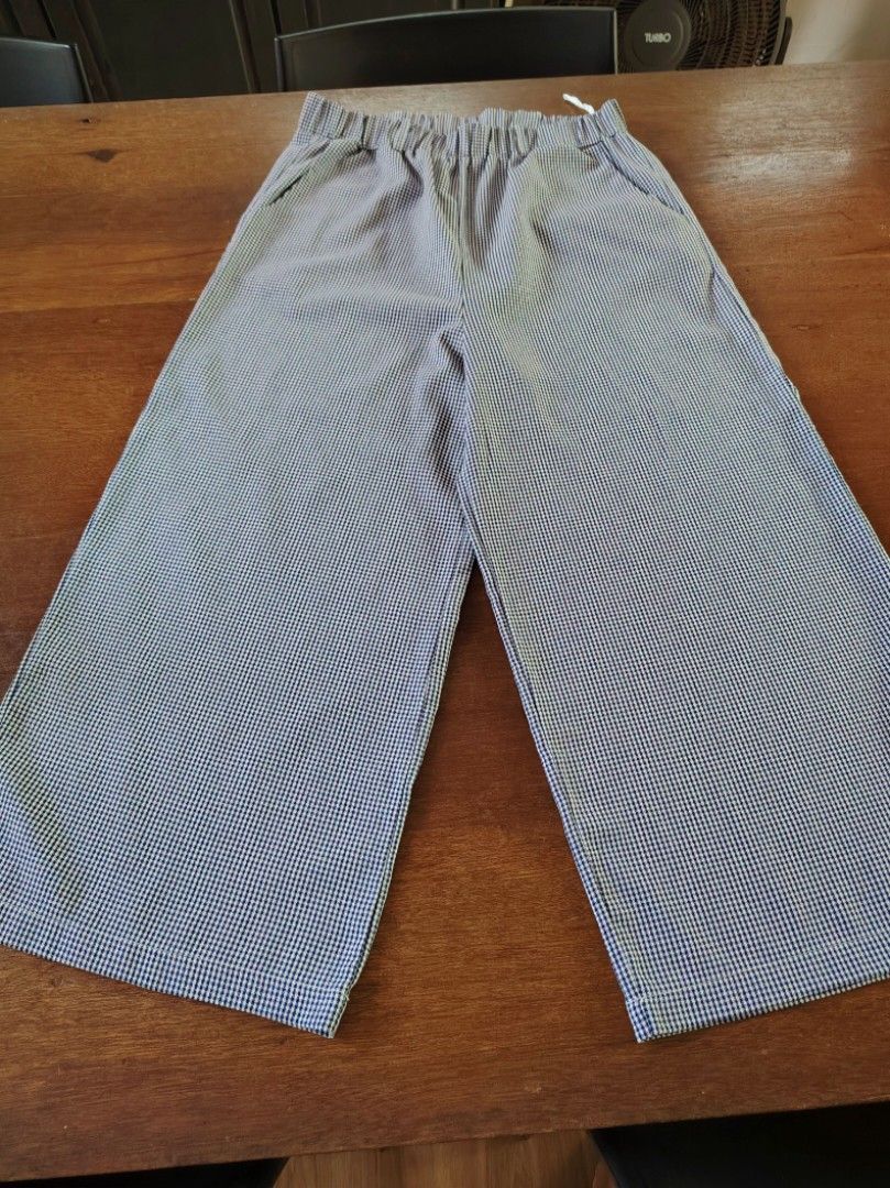 PRE-LOVED CHECKERED WIDE-LEG PANTS (Category: Activewear) located in Paranaque City. Submitted by lyncejo1993 (Listing ID 1460036808, Image 1). Description: ✨ PRE-LOVED CHECKERED WIDE-LEG PANTS ✨ Super comfy and trendy gingham pattern wide-leg pants! Garterized kaya sobrang komportable suotin buong araw. Perfect for a casual look, school, or quick errands. May pockets pa! 💙 📌 ITEM DETAILS: • Price: ₱100 ONLY! 🏷️ • Condition: Pre-loved (Excelle