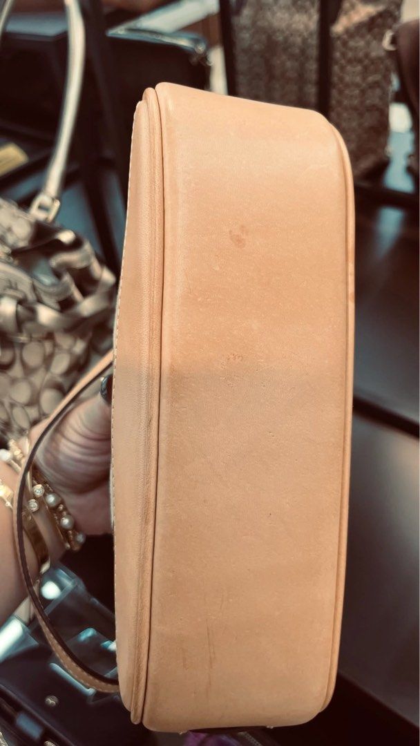 Pre-loved Coach Bag (Category: Shoulder Bags) located in San Pablo. Submitted by japakart.ph (Listing ID 1460024069, Image 3). Description: - San Pablo City, Laguna - Japan Pasabuy (IG & INSTA: JAPAKARTPH) - All items are guaranteed authentic. Mostly pre-owned, thrift store, and pawnshop sourced..