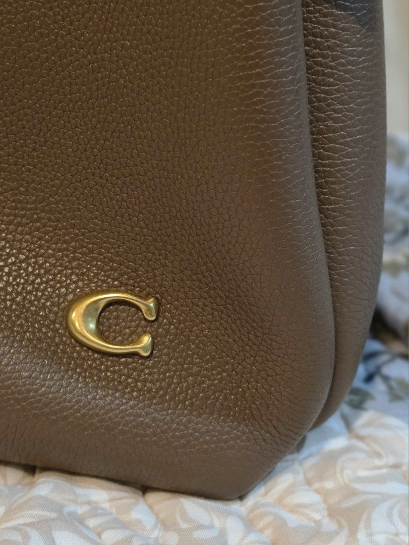 Pre-loved Coach Lana Bag (Category: Luxury Bags & Wallets) located in Cebu City. Submitted by zdnmrie (Listing ID 1460058892, Image 3). Description: CoachLana #PrelovedPh #DeclutteringPh #ForSalePh Only used less than 10x? ➡️ Brown ➡️ Outer Material: Pebbled Calf Leather 100% ➡️ Gold-tone hardware ➡️ Metal feet ➡️ Circular top handle ➡️ Partitioned compartment ➡️ Full lining ➡️ Width: 40 cm (15.74 in) *yes, it can fit your mac! ➡️ Height: 30 cm (